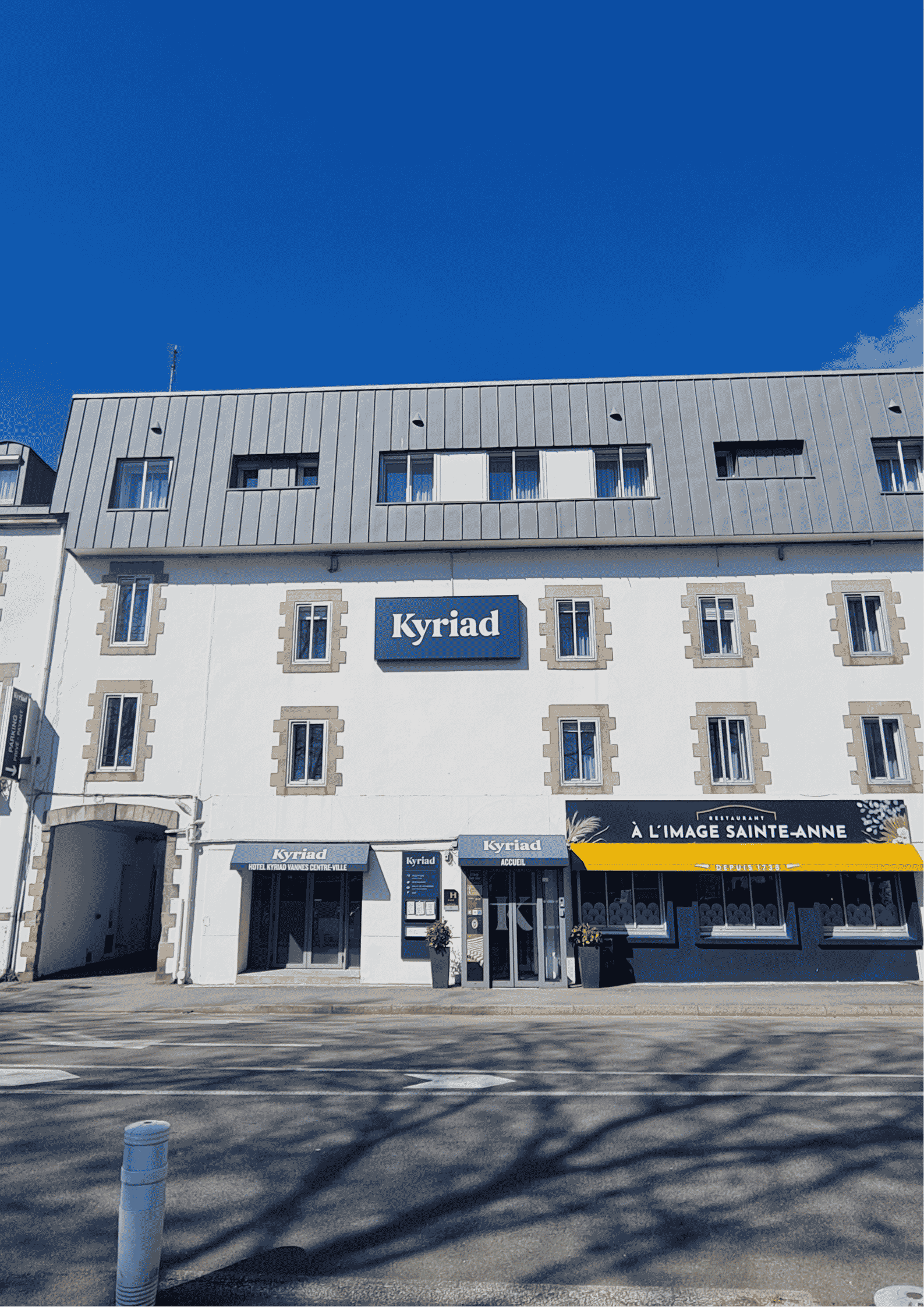 Facade hotel Kyriad Vannes Centre ville verticale